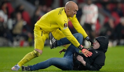 Sevilla Goalkeeper Attacked by Fan